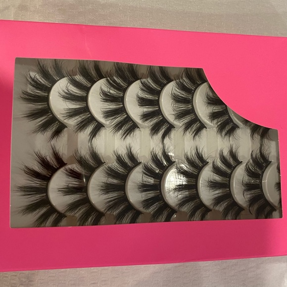 Box w/ 8 Pairs of Lashes - Picture 2 of 4